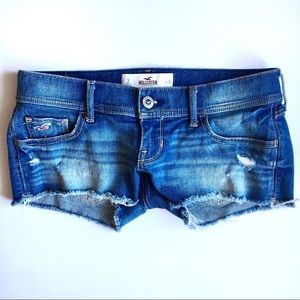 Hollister denim low rise shorts in size 3/ w26